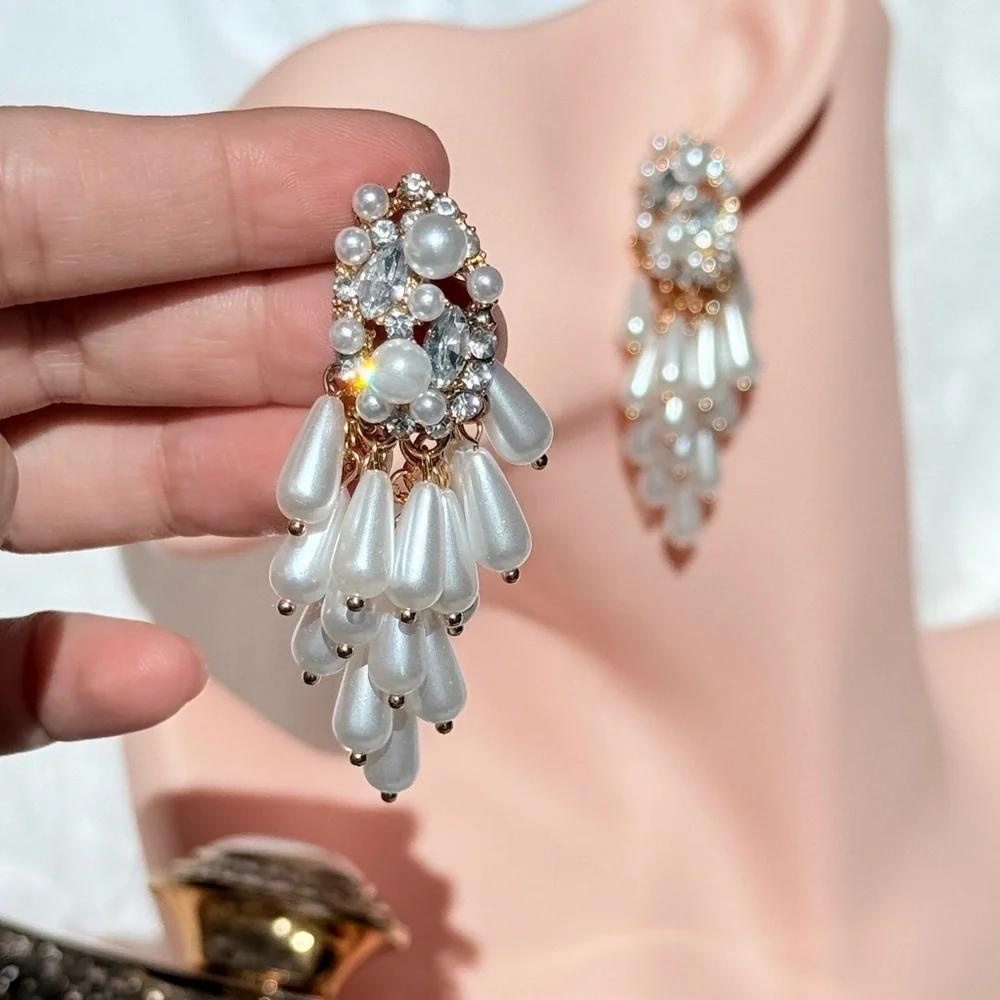⚜️ Elegant Pearl and Crystal Drop Earrings